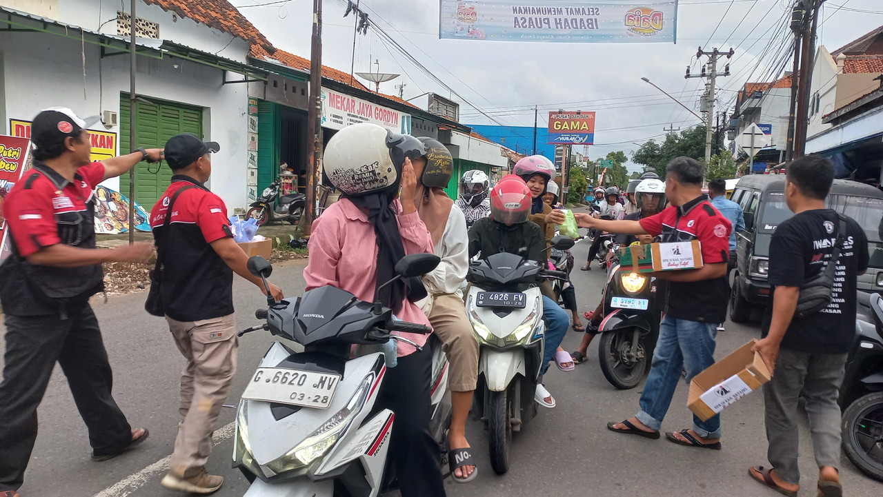 Oi Batang Gelar Aksi Sosial Bagi Takjil Gratis, Warga Sambut Antusias