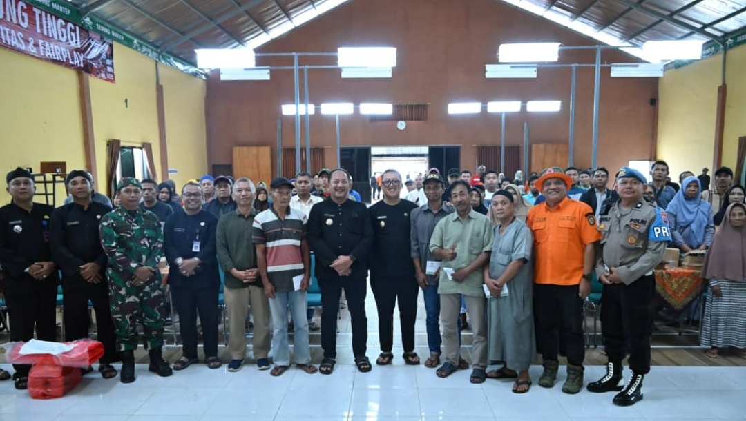 Pemkab Karanganyar Salurkan Bantuan Tali Asih bagi Warga Terdampak Puting Beliung di Karangpandan