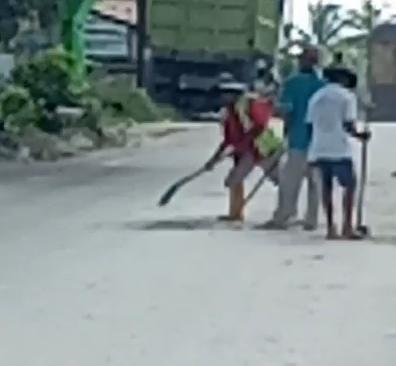 Kondisi Turun Hujan, Antisipasi Jalan Licin Pihak Galian Siram Jalan Gunakan Air Bersih