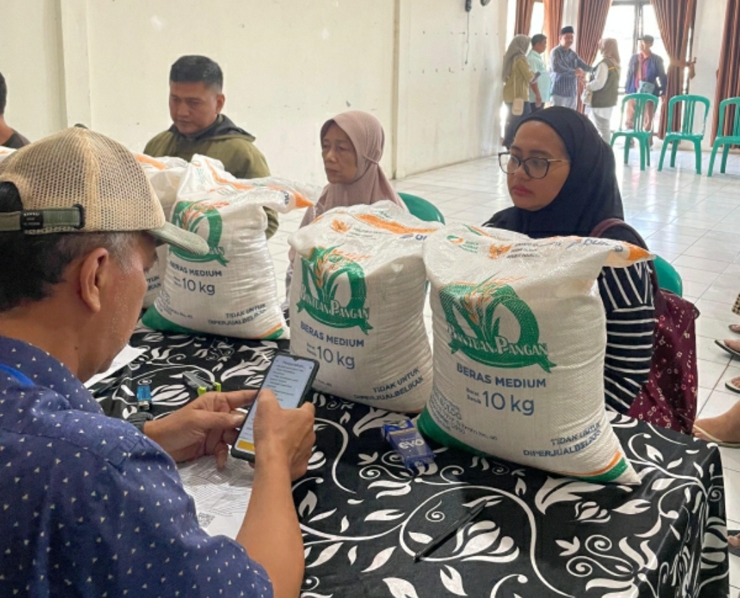 Perum BULOG Laksanakan Penugasan Bapanas Salurkan Bantuan Beras Sekaligus