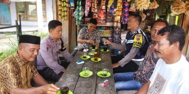 Mempererat Hubungan Dengan Masyarakat, Personel Polsek Badar Melakukan Saweu Kede Kopi di Desa Deleng Megare
