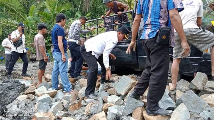 Bupati Khenoki Pimpin Evakuasi Kendaraan Yang Terperosok di Wilayah Kabupaten Nias