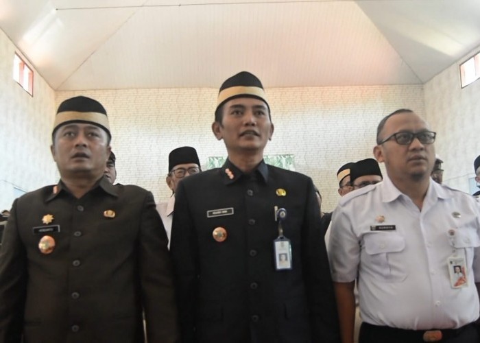 Lagu Indonesia Raya Mengawali Serah Terima Jabatan Admistrator dan Pengawas di Kecamatan Kemiri