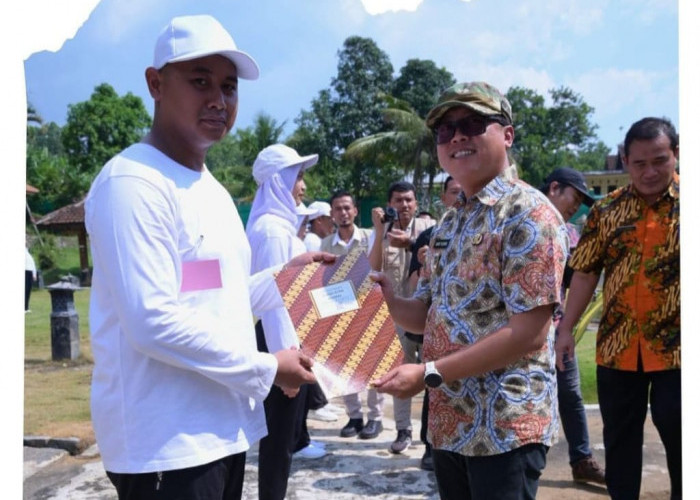 Wakil Bupati Karanganyar Serahkan SK kepada 57 PPPK Tahap II Formasi 2024