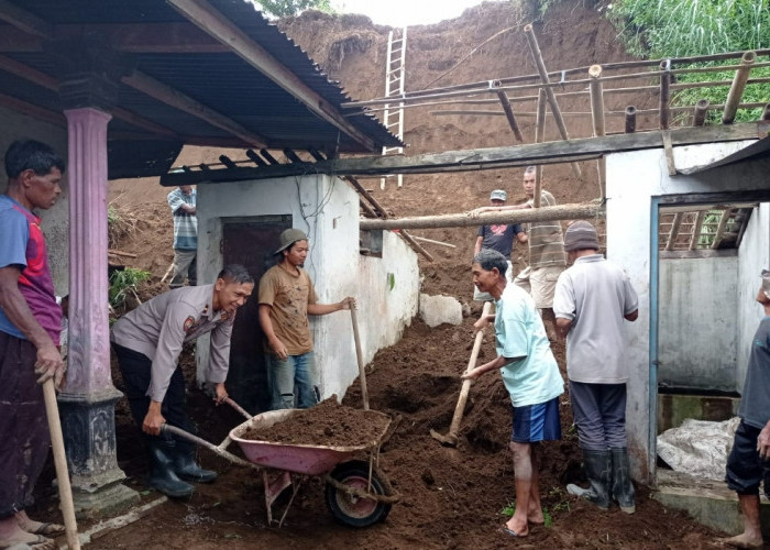 Polsek Ngargoyoso Bantu Evakuasi Rumah Warga Terdampak Longsor di Berjo