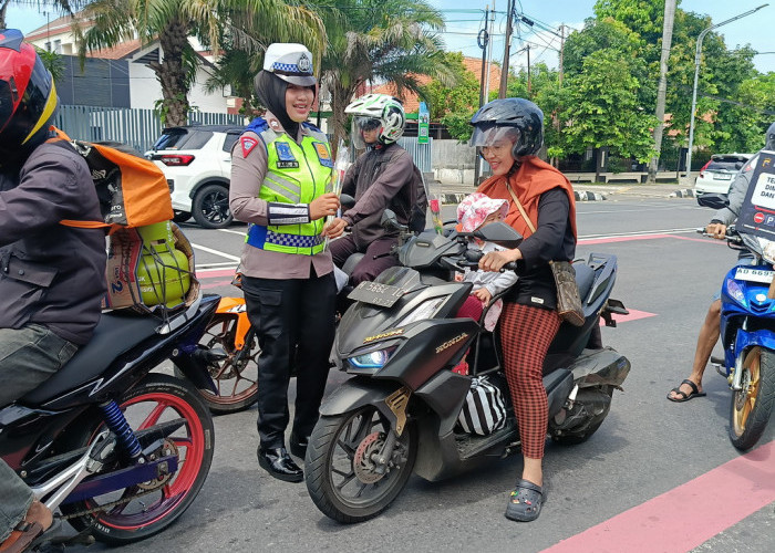 Personal Lalulintas Membagikan Coklat dan Bunga Hari Pertama Operasi Keselamatan Lalulintas Candi 2024