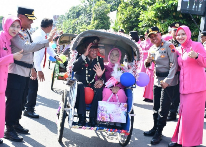 Penuh Haru dan Kebanggaan, Polres Karanganyar Lepas Purnawirawan dengan Tradisi Pedang Pora