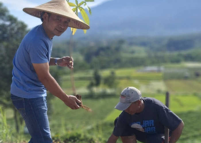 Mari kita Tanam Pohon Pengembangan Pariwisata Ditawangmangu tidak boleh merusak hutan  