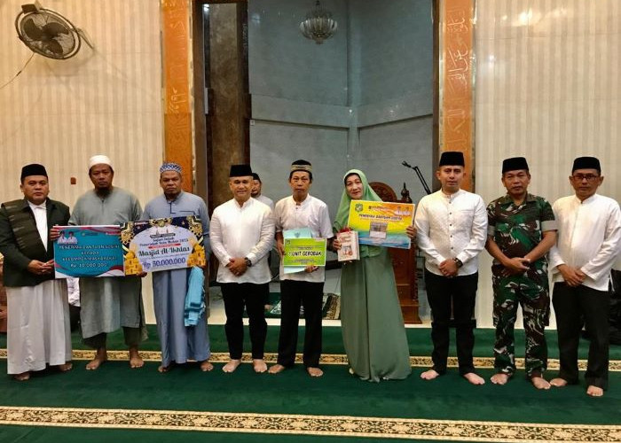 Safari Subuh di Masjid Al-Ikhlas, Wali Kota Medan Salurkan Bantuan