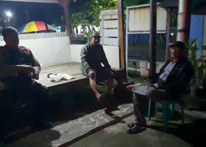 Antisipasi Curanmor, Bhabinkamtibmas Polsek Purwakarta Kota Sambangi Pos Ronda