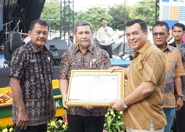 Wakil Menteri Imipas Serahkan Penghargaan Kepada Kanwil Ditjenpas Banten di Ajang IPPA Fest 2025
