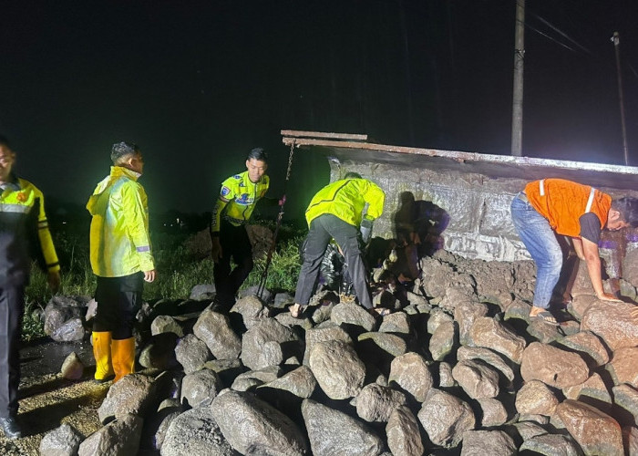 Truk Dump Bermuatan Batu Terguling di Tasikmadu, Evakuasi Dramatis Dibantu “Transformer” Truck SAR Samapta