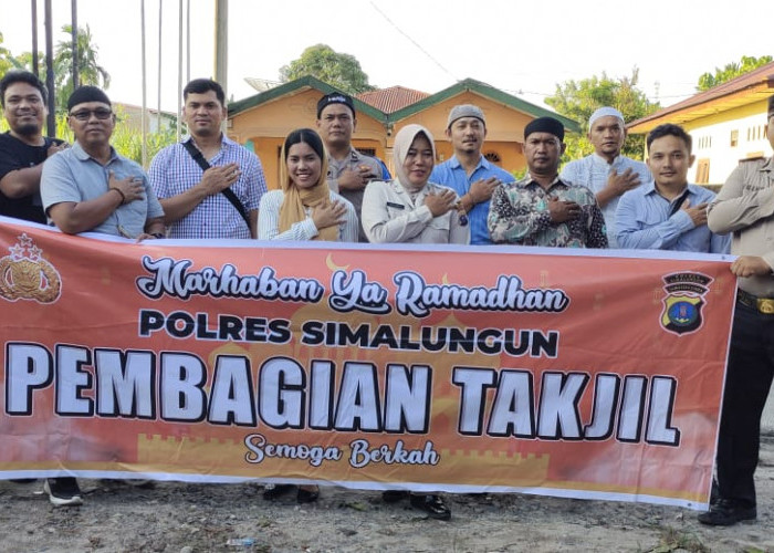 Sat Narkoba Polres Simalungun Bagikan Takjil dalam Kegiatan 'Polri Peduli Masyarakat