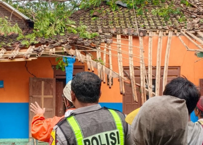 Rumah Warga di Desa Bakalan Tertimpa Pohon, Polsek Jumapolo Sigap Evakuasi Pohon Tumbang Bantu Masyarakat