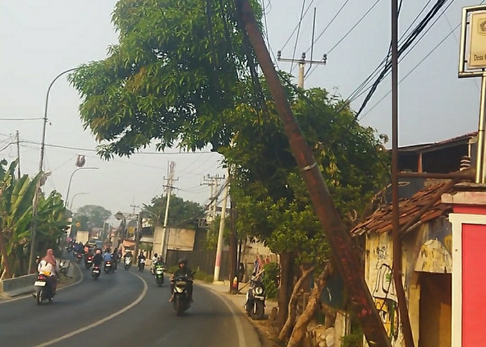Sudah Lama Membahayakan, Tiang di Ciampea Masih Dibiarkan   