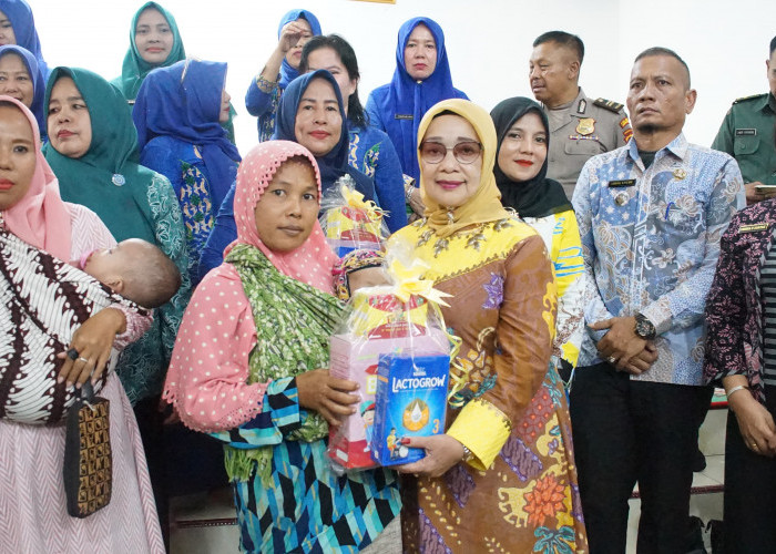 Hari Ke Tiga, Plt Bupati Labuhanbatu Kunjungi Sunat Massal di Kantor Camat Panai Tengah