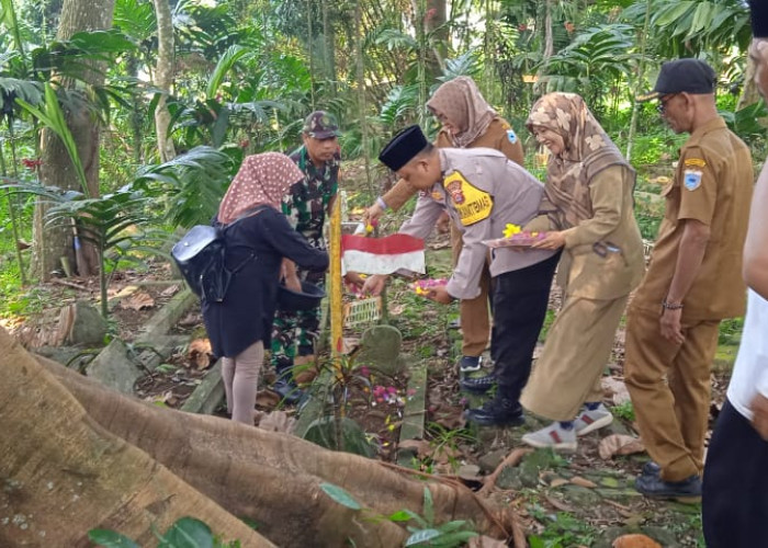 Dalam Rangka HUT RI Ke-78, Babinsa Koramil 0102/Cadasari Ikuti Ziarah Ke Makam Pejuang Perintis Kemerdekaan