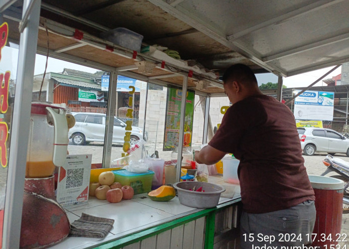 Ipang, Mandiri Bangun Usaha Sop Buah Segar