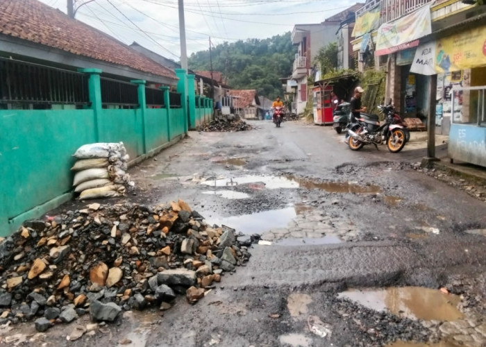 Lewat Program CSR, UBPE Pongkor Bantu Perbaikan Jalan Raya Kalongliud–Bantarkaret