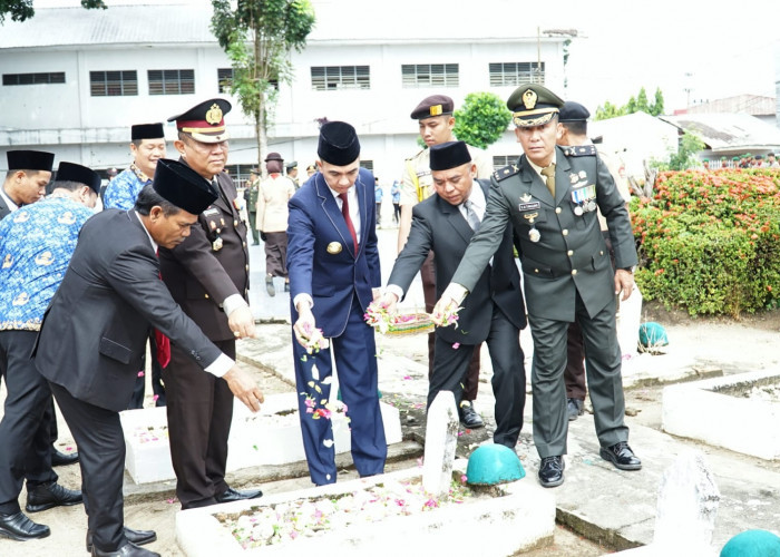 Peringatan Hari Pahlawan, Pjs Bupati Labuhanbatu Lakukan Ziarah Di Taman Makam Pahlawan 