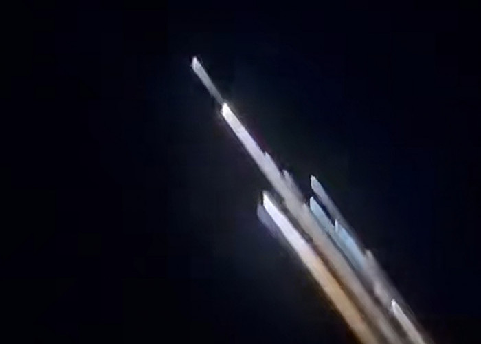 Fenomena Langka yang Menakjubkan, Dikira Rudal Benda Bercahaya Melintasi Indonesia