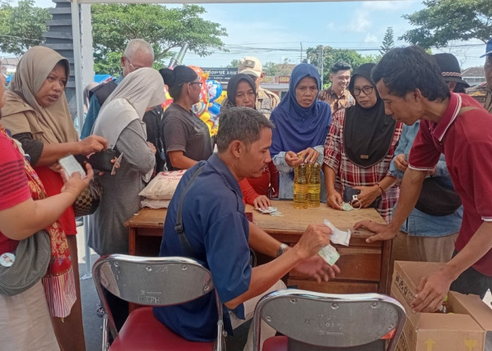 Terkait Dengan Kegiatan Hari Jadi  Karanganyar ke 108 Menyalurkan  Beras dan Minyak Bersubsidi 