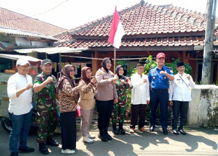 Sambut  HUT RI ke-80, Forkopimcam Dramaga Bagikan Bendera