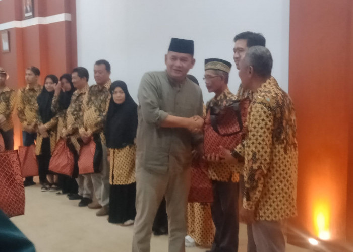 PUDAM Tirta Lawu Karanganyar Memberikan Bonus Umroh pada 12 Karyawanya