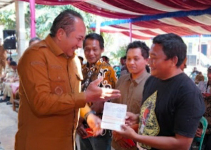 Bupati  Dorong 34 Kelompok Ternak  Hibahkan Rp1,26 Miliar untuk Perkuat Ekonomi Peternak