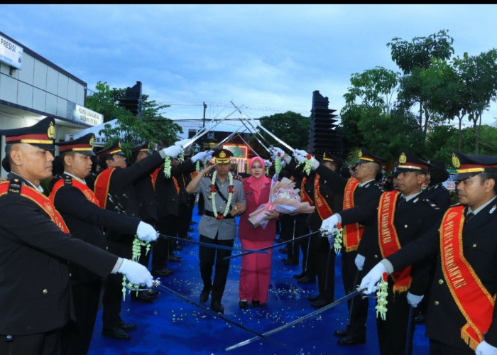 Polres Karanganyar Gelar Apel Pamit Kenal, AKBP Hadi Kristanto Serahkan Jabatan kepada AKBP Arman Sahti