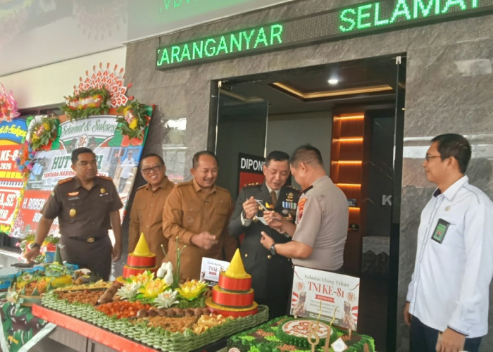 HUT ke-81 TNI, Forkopimda Karanganyar Guyub Makan Bersama  Dandim-Kapolres Saling Suap Nasi Tumpeng