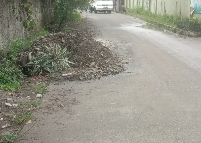 Material Bekas Proyek Betonisasi di SMPN Jayanti 2 Dibiarkan Menumpuk di Jalan Umum