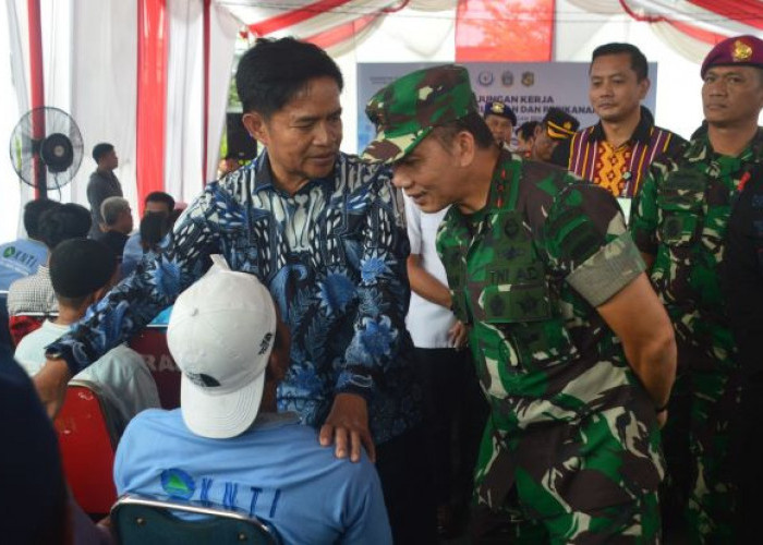 Pangdam I/BB Ikut Bagikan 1.000 Paket Sembako ke Nelayan