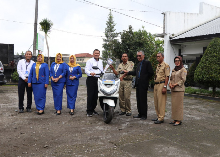 Perangkat Desa Sutrisno Pemenang Undian Motor Honda PCX dari Bank Daerah Karanganyar