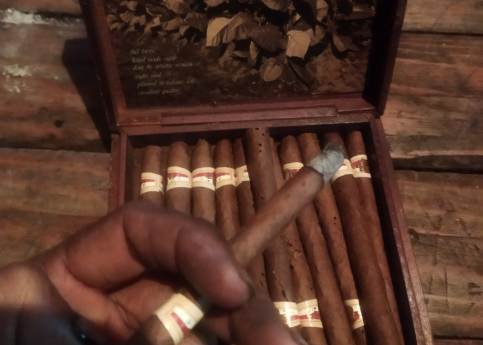 Cerutu, Simbol Kenikmatan dan Filosofi Hidup yang Klasik