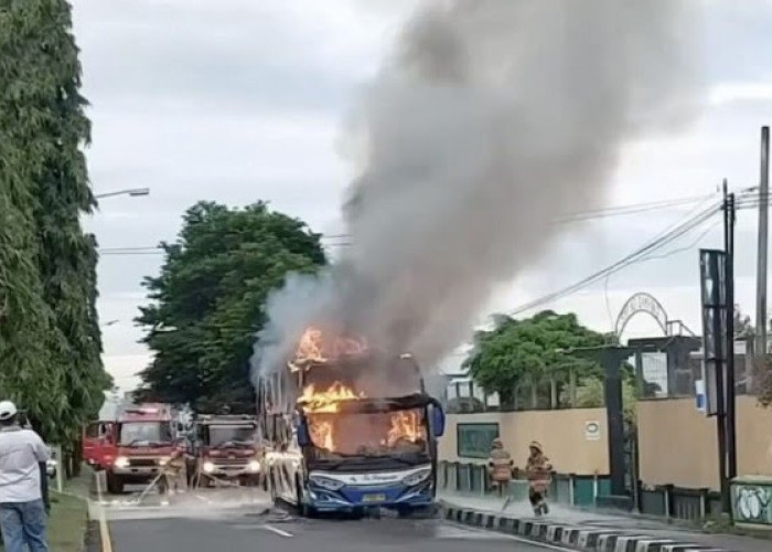 Diduga Karena Korsleting AC, Satu Unit PO Haryanto Tujuan Pati-Jogjakarta Ludes Terbakar