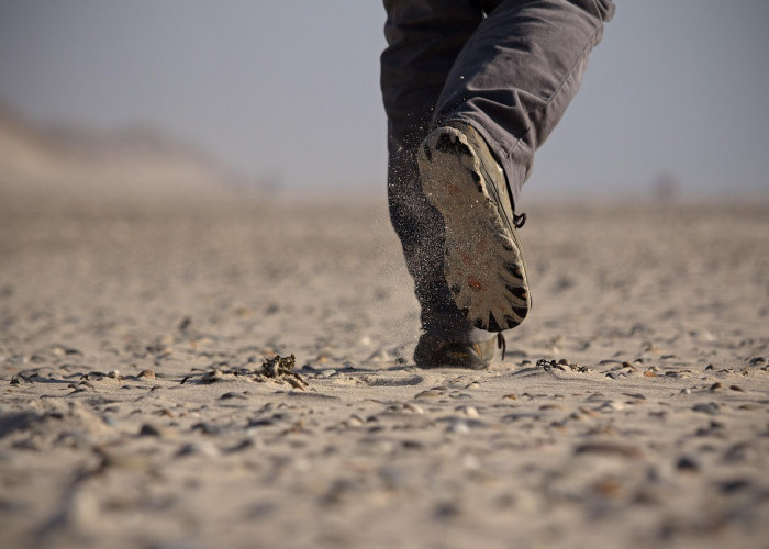 Melangkah Dalam Diam