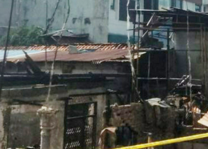 Diduga Korsleting Listrik,  Dua Rumah di Duren Sawit Ludes Terbakar 