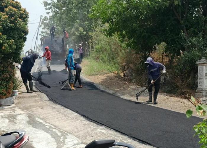 Pengaspalan Jalan 1 Kilometer di Desa Kwadungan, Banprov Dukung Pembangunan