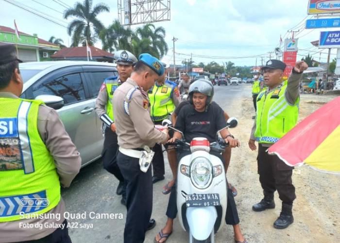 Satlantas Polres Simalungun Berbagi Bendera Merah Putih Kepada Pengendara   