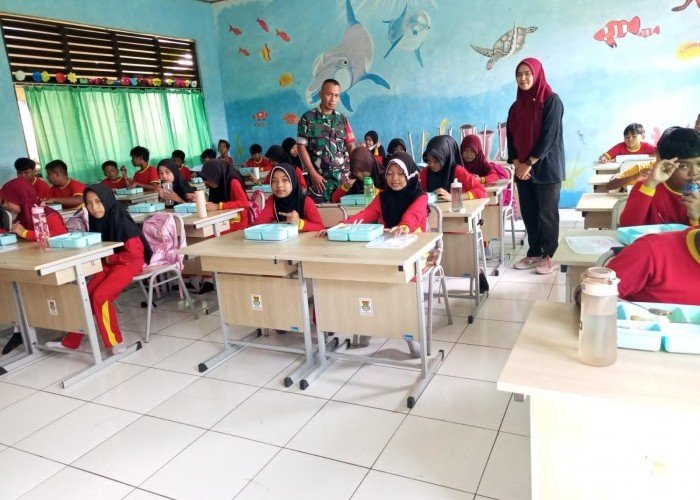 Babinsa Koramil 14/Panongan Dampingi Pelaksanaan Makan Bergizi Gratis
