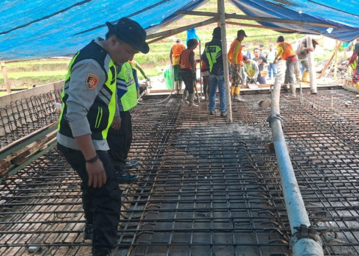 Wujut Nyata Personel Polres Karanganyar Kerja Bakti Pengecoran Jembatan Kedung Mantenan