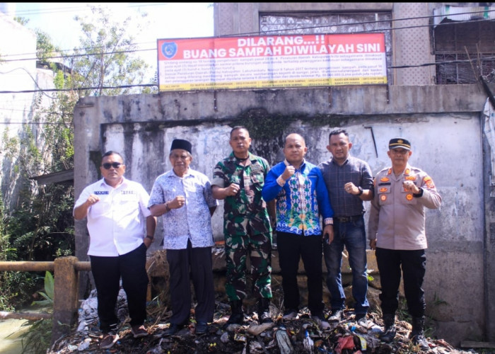 Wujudkan Labuhanbatu Bersih, DLH dan Unsur Muspika Pasang Spanduk Larangan Buang Sampah di Aek Nabara