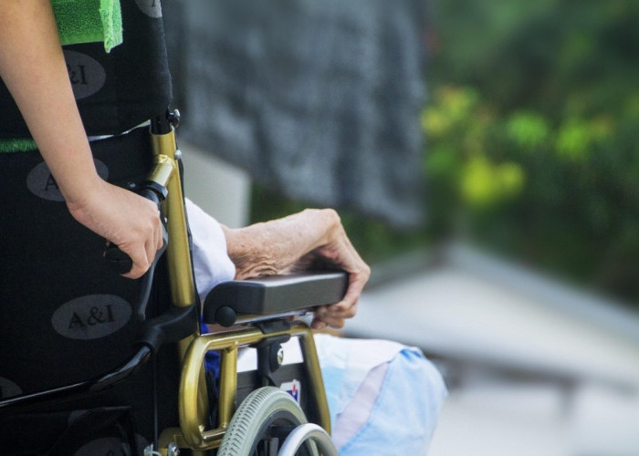 Bagaimana Ketentuan Ketenagakerjaan Bagi Seorang Perawat Orang Lanjut Usia?