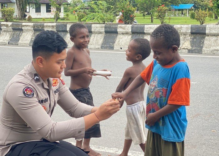 Personil Satgas Ops Damai Cartenz-2025 Sambangi Anak-anak Papua