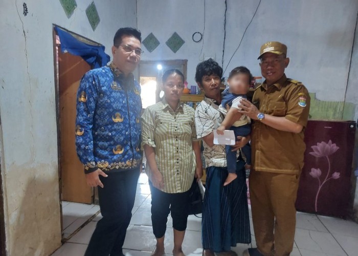 Pemdes Pasilian dan Puskesmas Kronjo Tunjukkan Kepedulian, Sambangi Bayi Soviawati yang Derita Benjolan Serius