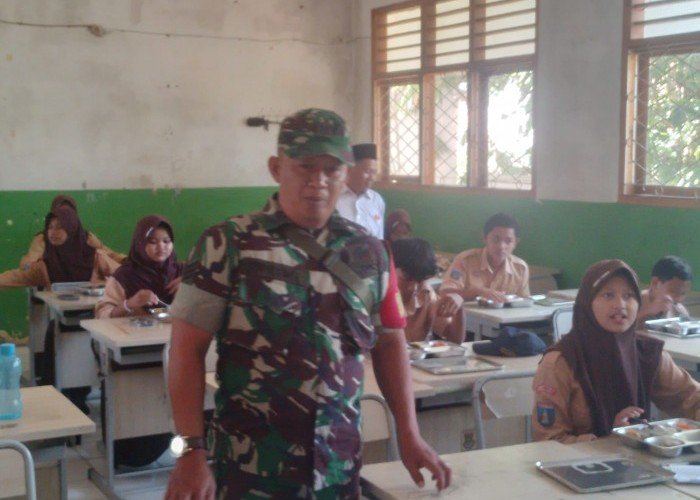 Babinsa Koramil Cisoka Monitoring Pendistribusian MBG