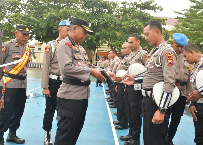 Wakapolres Karanganyar Bersama Propam Cek dan Lakukan Pemeriksaan Senjata Api Personel