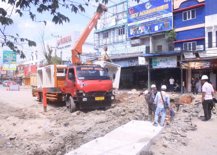 Drainase di Jalan Poros SM. Raja Dikeruk  Arus Kendaraan dari Arah Sigambal Dialihkan Sementara
