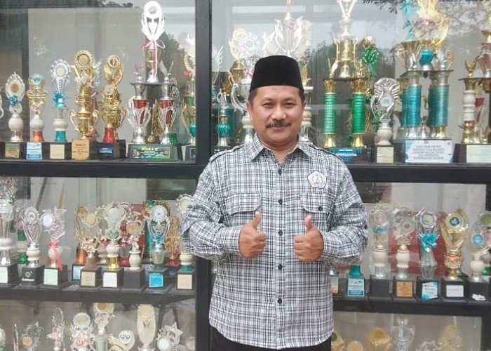 Menoreh Prestasi: Refleksi 10 Tahun Perjalanan SMP IT Hayatan Thayyibah Bersama Kepsek Sutrisno